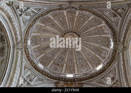 Innenansicht der Kuppel in der Kathedrale von Cordoba, Andalusien, Spanien Stockfoto