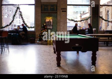 Ein Pub-Billardtisch mit nicht fokussierten Gästen im Hintergrund Stockfoto