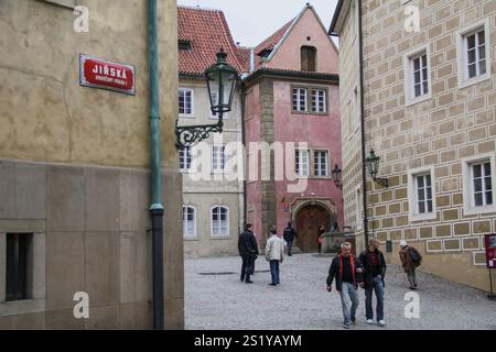 PRAG, TSCHECHISCH - 24. APRIL 2012: Dies ist die Kreuzung der ältesten Straßen der Prager Burg. Stockfoto