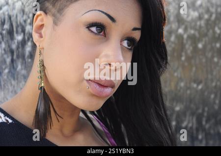 Junge Erwachsene gemischte Rasse Schwarze Frau Porträt Stockfoto