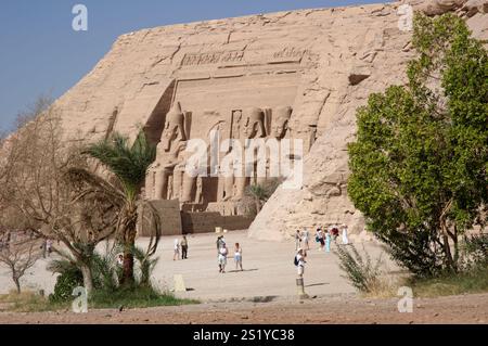 Touristen im Tempel von Abus Simbel, Assuan, Ägypten Stockfoto