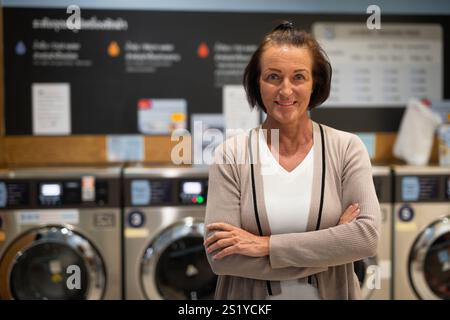 Frau in der Wäscherei Konzept Stockfoto