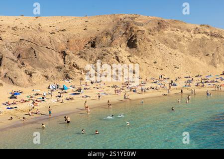 Strandbesucher in Playa del Papagayo, Lanzarote, Kanarischen Inseln, Spanien Stockfoto