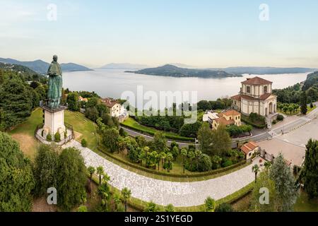 San Carlone Statue, auch bekannt als Koloss von San Carlo Borromeo am Lago Maggiore in Italien. Berühmtes touristisches Wahrzeichen. Stockfoto