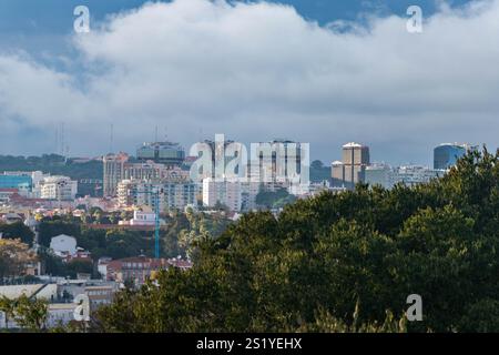 Miradouro de Santa Luzia, im Stadtteil Alfama, Überblick über die modernen Stadtteile von Lissabon - Portugal Stockfoto