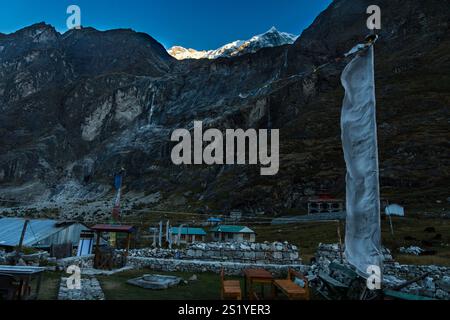 Langtang Dorf - 16. Oktober 2024 : Sonnenaufgang am frühen Morgen im Dorf Langtang und Trail nach Kyangji Gompa mit Langtang Lirung Berg und Gangchenpo Stockfoto