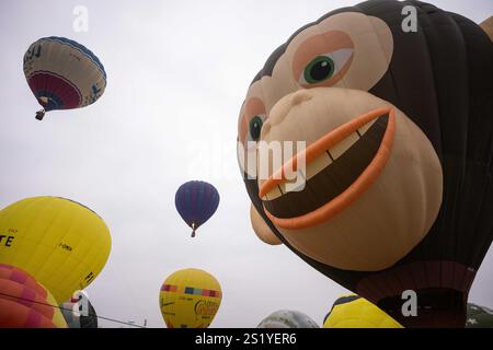 Torino, Italien. Januar 2025. Ballonbesatzungen bereiten sie für den Flug während der 35. Internationalen Epiphany Heißluftballon-Versammlung in Mondovi“, der italienischen Hauptstadt der Heißluftballons - Mondov“ (Cuneo), Nordwesten Italiens - Sonntag, 05. Januar 2025 vor. News (Foto: Marco Alpozzi/Lapresse) Credit: LaPresse/Alamy Live News Stockfoto