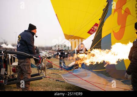 Torino, Italien. Januar 2025. Ballonbesatzungen bereiten sie für den Flug während der 35. Internationalen Epiphany Heißluftballon-Versammlung in Mondovi“, der italienischen Hauptstadt der Heißluftballons - Mondov“ (Cuneo), Nordwesten Italiens - Sonntag, 05. Januar 2025 vor. News (Foto: Marco Alpozzi/Lapresse) Credit: LaPresse/Alamy Live News Stockfoto