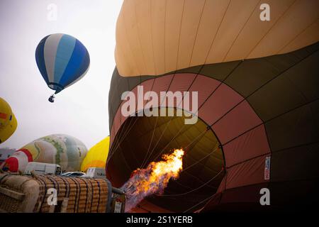 Torino, Italien. Januar 2025. Ballonbesatzungen bereiten sie für den Flug während der 35. Internationalen Epiphany Heißluftballon-Versammlung in Mondovi“, der italienischen Hauptstadt der Heißluftballons - Mondov“ (Cuneo), Nordwesten Italiens - Sonntag, 05. Januar 2025 vor. News (Foto: Marco Alpozzi/Lapresse) Credit: LaPresse/Alamy Live News Stockfoto