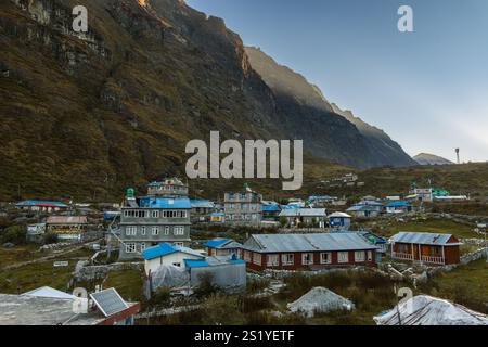 Langtang Dorf - 16. Oktober 2024 : Sonnenaufgang am frühen Morgen im Dorf Langtang und Trail nach Kyangji Gompa mit Langtang Lirung Berg und Gangchenpo Stockfoto