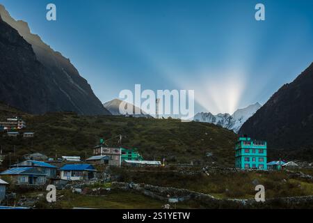 Langtang Dorf - 16. Oktober 2024 : Sonnenaufgang am frühen Morgen im Dorf Langtang und Trail nach Kyangji Gompa mit Langtang Lirung Berg und Gangchenpo Stockfoto