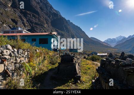 Langtang Dorf - 16. Oktober 2024 : Sonnenaufgang am frühen Morgen im Dorf Langtang und Trail nach Kyangji Gompa mit Langtang Lirung Berg und Gangchenpo Stockfoto