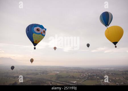 Torino, Italien. Januar 2025. Heißluftballons fliegen während der 35. Internationalen Epiphany Heißluftballon-Versammlung in Mondovi“, der italienischen Hauptstadt der Heißluftballons - Mondov“ ( Cuneo), Nordwest-Italien - Sonntag, 05. Januar 2025. News (Foto: Marco Alpozzi/Lapresse) Credit: LaPresse/Alamy Live News Stockfoto