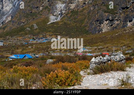 Langtang Dorf - 16. Oktober 2024 : Sonnenaufgang am frühen Morgen im Dorf Langtang und Trail nach Kyangji Gompa mit Langtang Lirung Berg und Gangchenpo Stockfoto