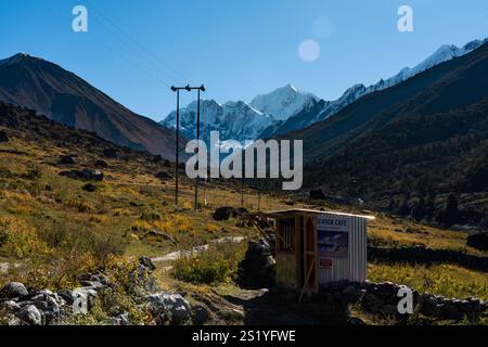 Langtang Dorf - 16. Oktober 2024 : Sonnenaufgang am frühen Morgen im Dorf Langtang und Trail nach Kyangji Gompa mit Langtang Lirung Berg und Gangchenpo Stockfoto