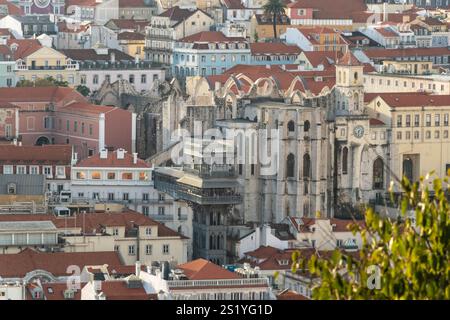 Miradouro de Santa Luzia, im Bezirk Alfama, Santa Justa Elevator und Ruinen nach dem Erdbeben des Carmo Conve von 1755 Stockfoto