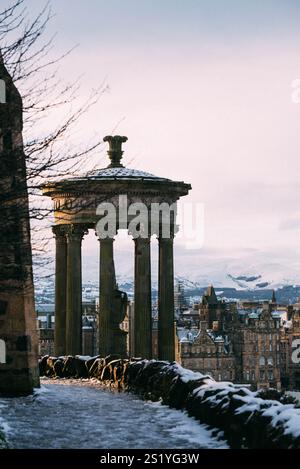 Frostiger Calton Hill mit Blick über Edinburgh, Schottland im Winter Stockfoto