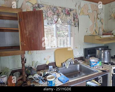 Küchenspüle und Herd in einer verlassenen baufälligen Hütte in Pouch Cove, Neufundland & Labrador, Kanada Stockfoto