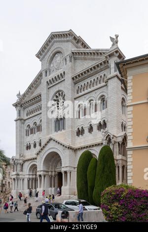 Monte Carlo, Monaco - Blick auf die Hauptfassade der Kathedrale unserer Lieben Frau Unbefleckten, die 1903 auf dem Felsen von Monaco erbaut wurde. Stockfoto