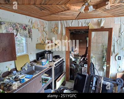 Küchenspüle und Herd in einer verlassenen baufälligen Hütte in Pouch Cove, Neufundland & Labrador, Kanada Stockfoto