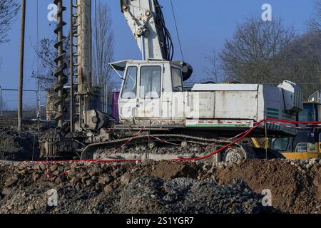 Nancy, Frankreich - Blick auf ein altes weißes Bohrfahrzeug Liebherr R 961 für spezielle Fundamente auf der Baustelle. Stockfoto