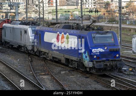 Nancy, Frankreich - Blick auf eine blaue Elektrolokomotive BB 27300, die den Bahnhof Nancy überquert. Stockfoto