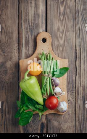 Grüne frische Spargelbohnen aus der Nähe. Gesunde Ernährung. Ernte aus deinem eigenen Garten. Rohe grüne Bohnenschoten. Spargel mit Gewürzen. Gesundes Essen .gesund b Stockfoto