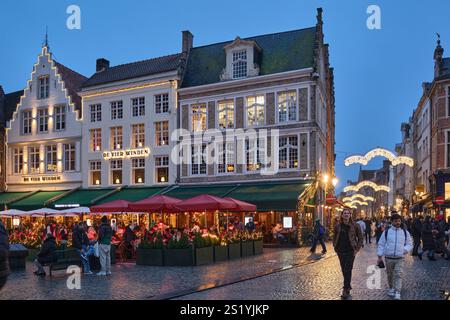 Die Market & Stone Street Steenstraat, ein beliebtes Einkaufsviertel in Brügge, das während der Weihnachtszeit mit Licht dekoriert ist Stockfoto