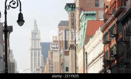 New York City Manhattan Soho Modeviertel, Broadway Street. Urbane amerikanische Architektur. Einkaufsmöglichkeiten in NYC, USA. Geschäfts- und Wohnimmobilien. Woolworth Gebäude. Laterne Stockfoto