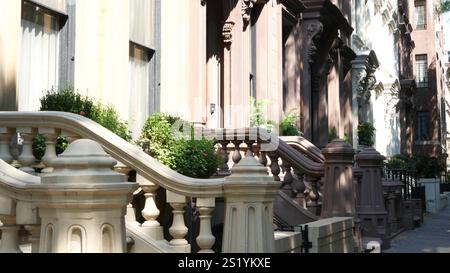 New York City Stadthaus Gebäude, Brooklyn Heights Wohnviertel, USA. Stadtarchitektur aus Brownstone, angeschlossenes Haus. US-Immobilien, amerikanische Immobilien, Wohnungen und Häuser in NYC. Stockfoto