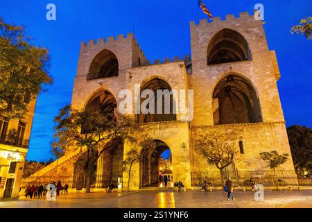 Das gotische Serranos-Tor aus dem 14. Jahrhundert ist Teil der christlichen Mauer, Valencia, Spanien Stockfoto