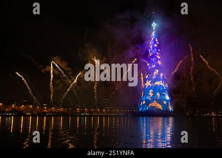 Rio De Janeiro, Brasilien 1. Dezember 2013 - berühmte Lagoa Weihnachtsbaum beleuchtet mit Lichtern und Feuerwerk zu feiern Weihnachten Stockfoto