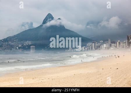 Ipanema Strand bedeckt mit Nebel und Morro Dois Irmãos im Hintergrund, Rio de Janeiro, Brasilien Stockfoto