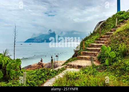 Blick auf Morro Dois Irmãos von Pedra do Arpoador, Rio de Janeiro, Brasilien Stockfoto