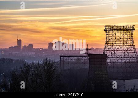 Die Skyline der Stadt von der Zeche Zollverein, dem Skelett der Kühltürme der Kokerei, Essen, Nordrhein-Westfalen, Deutschland, Stockfoto