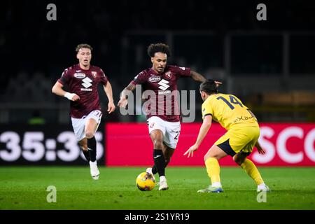 Turin, Italien. 5. Januar 2025. Valentino Lazaro von Torino FC wird von Emanuele Valeri von Parma Calcio während des Fußballspiels der Serie A zwischen Torino FC und Parma Calcio herausgefordert. Quelle: Nicolò Campo/Alamy Live News Stockfoto