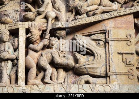 Steinreliefs zeigen detaillierte Figuren und Ereignisse aus der Geschichte und bieten einen Einblick in die Kunst von Conques, Frankreich. Stockfoto