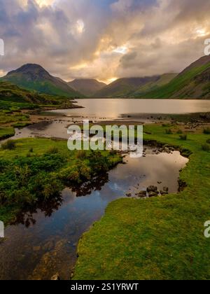 Blick am frühen Morgen über Wastwater in Richtung Wasdale Head im Lake District Stockfoto