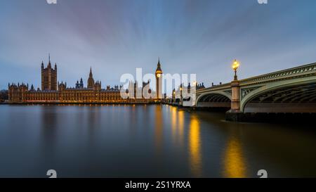 Der Palace of Westminster oder die Houses of Parliament, Big Ben (Elizabeth Tower) und die Westminster Bridge in London, Großbritannien. Stockfoto