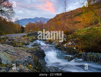 Abendlicht über Skiddaw & Derwentwater, von der Ashness Bridge in der Nähe von Keswick. Stockfoto