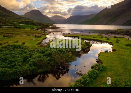 Blick am frühen Morgen über Wastwater in Richtung Wasdale Head im Lake District Stockfoto