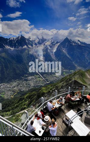 Touristen im Restaurant Le Panorama, Seilbahnstation Le Brevent, mit Blick auf Chamonix Stadt, Haute-Savoie, Französische Alpen, Frankreich Stockfoto