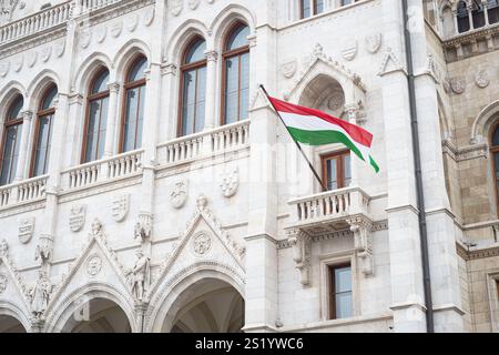 Ungarische Flagge auf dem Balkon des parlamentsgebäudes in Budapest, Ungarn Stockfoto