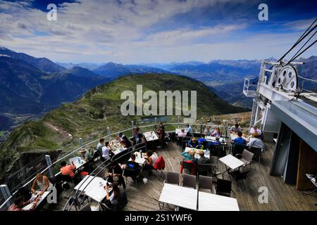 Touristen im Restaurant Le Panorama, Seilbahnstation Le Brevent, mit Blick auf Chamonix Stadt, Haute-Savoie, Französische Alpen, Frankreich Stockfoto