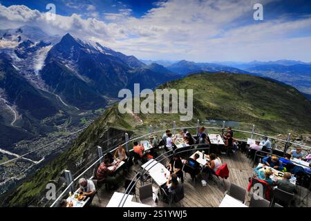 Touristen im Restaurant Le Panorama, Seilbahnstation Le Brevent, mit Blick auf Chamonix Stadt, Haute-Savoie, Französische Alpen, Frankreich Stockfoto