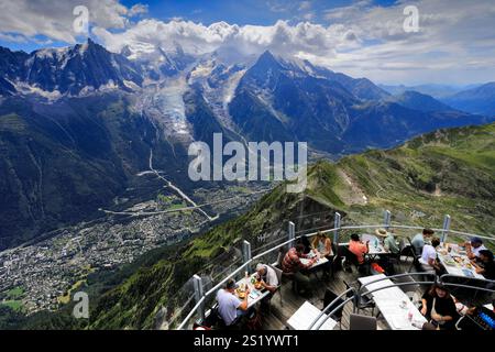 Touristen im Restaurant Le Panorama, Seilbahnstation Le Brevent, mit Blick auf Chamonix Stadt, Haute-Savoie, Französische Alpen, Frankreich Stockfoto