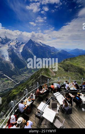 Touristen im Restaurant Le Panorama, Seilbahnstation Le Brevent, mit Blick auf Chamonix Stadt, Haute-Savoie, Französische Alpen, Frankreich Stockfoto