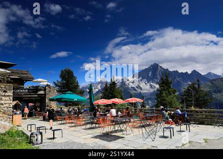 Touristen im Restaurant Le Panorama, Seilbahnstation Le Brevent, mit Blick auf Chamonix Stadt, Haute-Savoie, Französische Alpen, Frankreich Stockfoto
