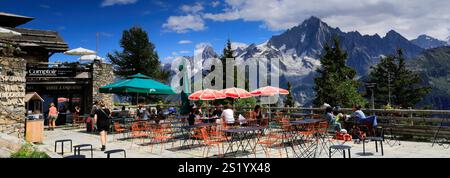 Touristen im Restaurant Le Panorama, Seilbahnstation Le Brevent, mit Blick auf Chamonix Stadt, Haute-Savoie, Französische Alpen, Frankreich Stockfoto