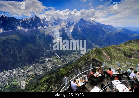 Touristen im Restaurant Le Panorama, Seilbahnstation Le Brevent, mit Blick auf Chamonix Stadt, Haute-Savoie, Französische Alpen, Frankreich Stockfoto